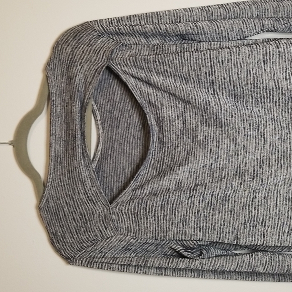 Athleta long sleeve grey top with back keyhole size Medium EUC - Picture 4 of 4